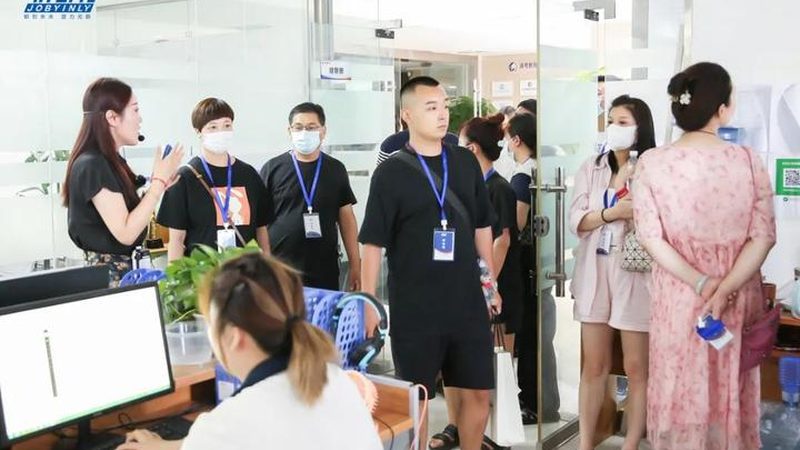 瑜伽教练培训课程通常包括以下几个方面：